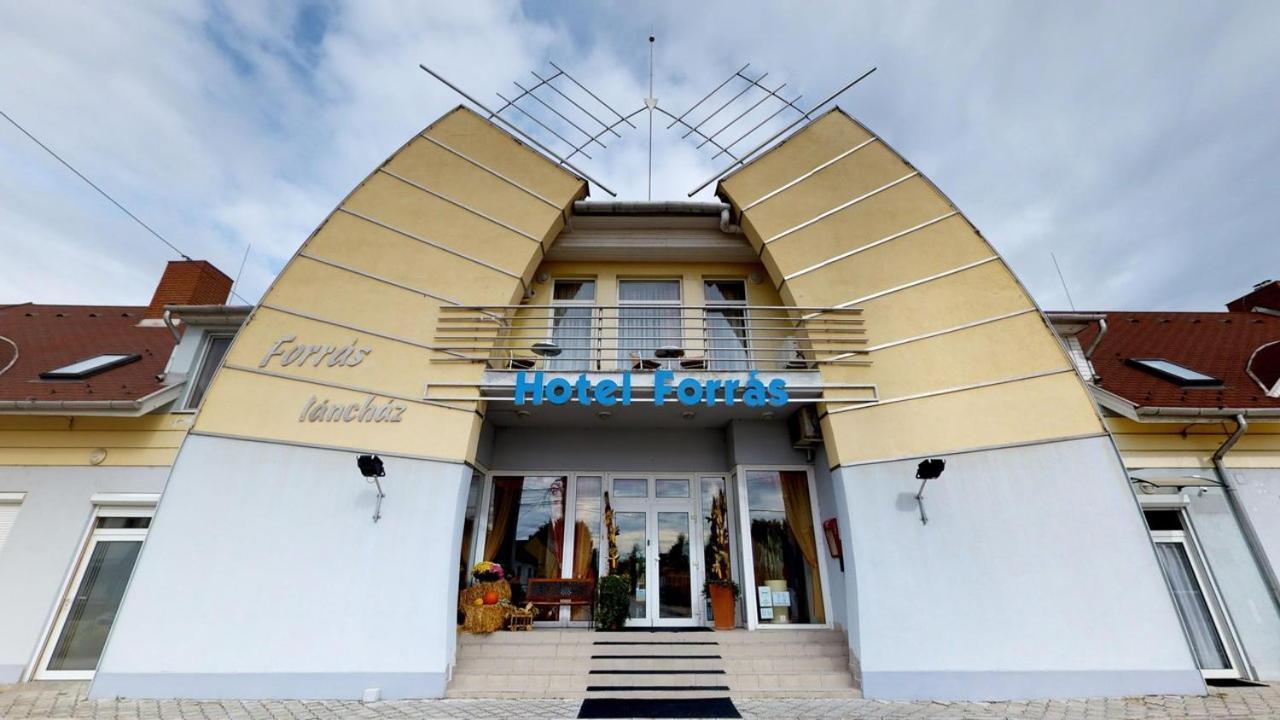 Hotel Forras Komárom Exterior photo